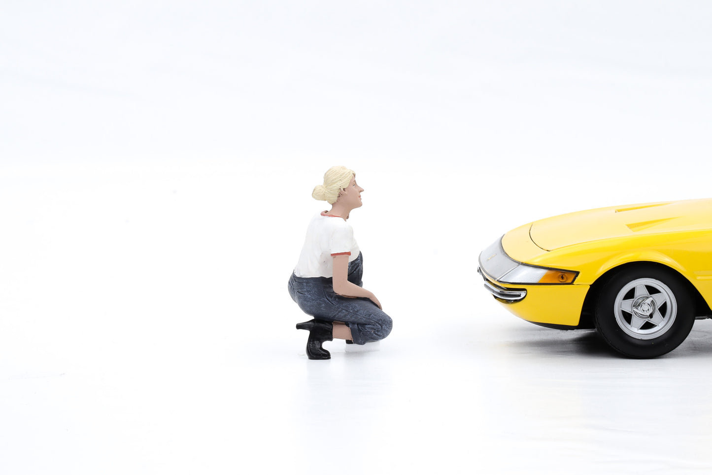 1:18 American Diorama Car Girls in Tees Michelle Figuren AD-38237