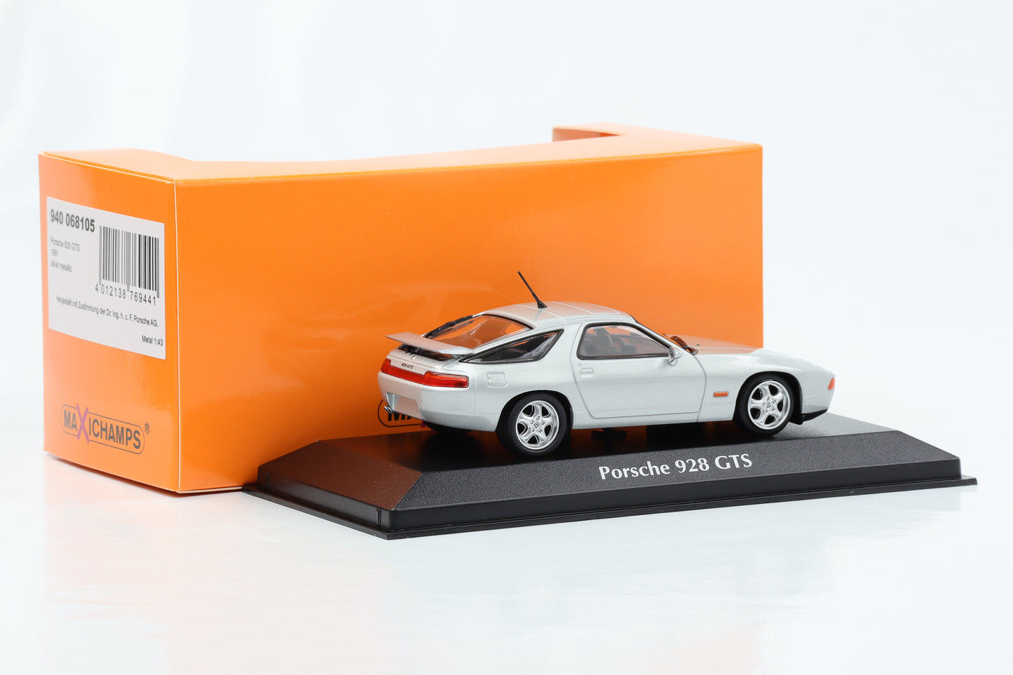 1:43 Porsche 928 GTS silver 1991 Maxichamps Minichamps