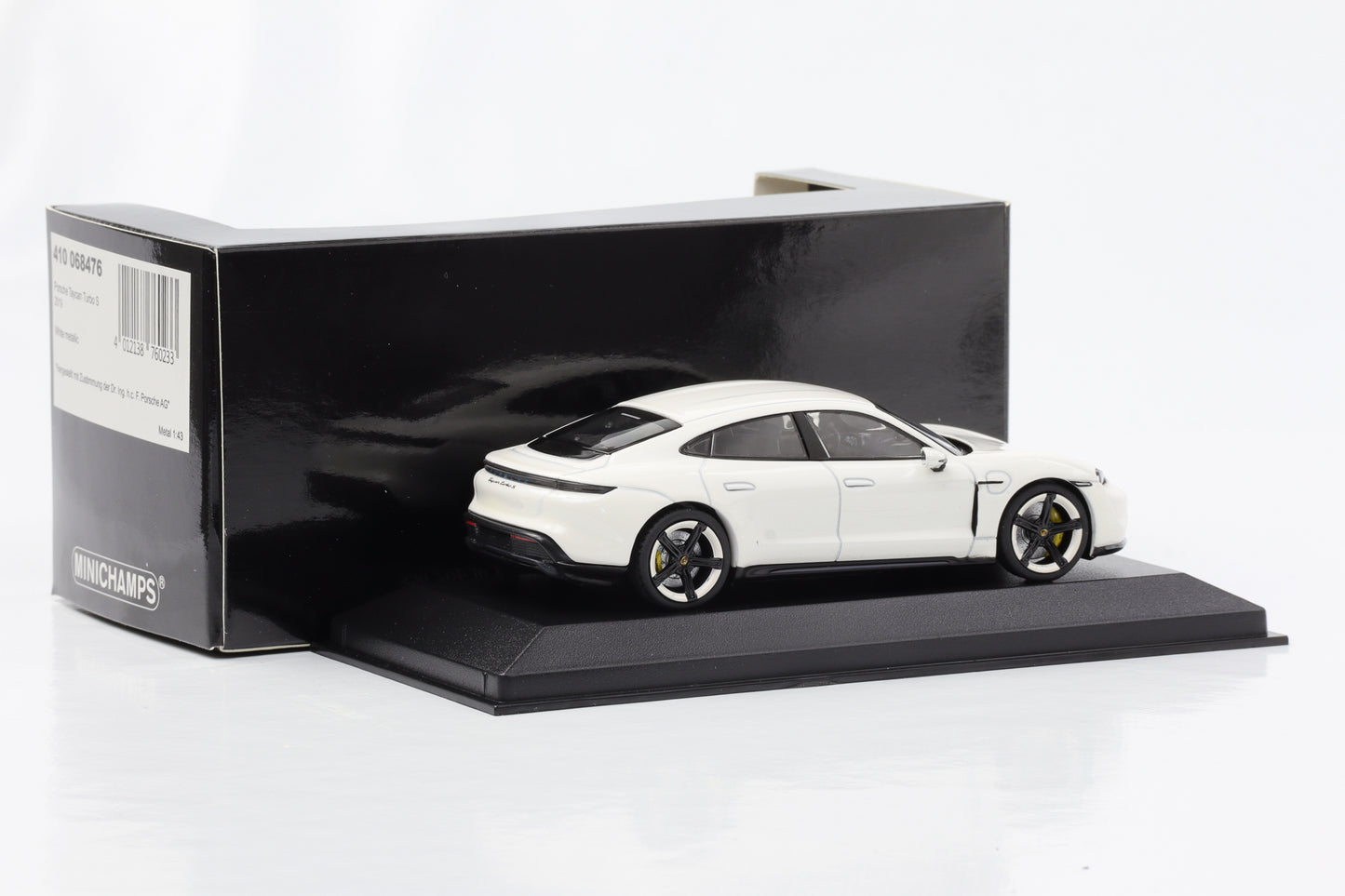 1:43 Porsche Taycan Turbo S Carrara blanco metálico Minichamps