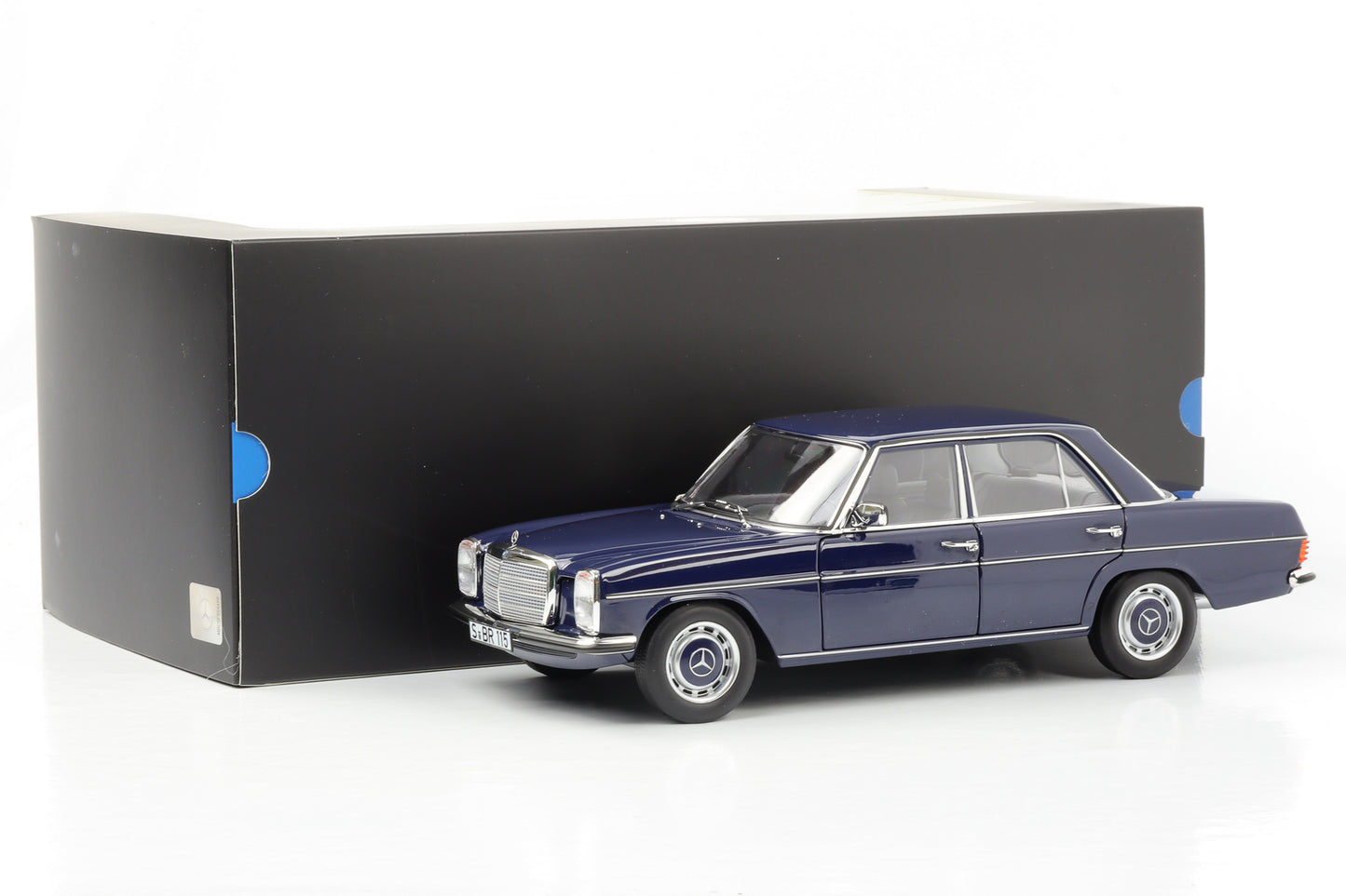 1:18 Mercedes-Benz 200 /8 W115 Midnight Blue 1973 Norev Dealer