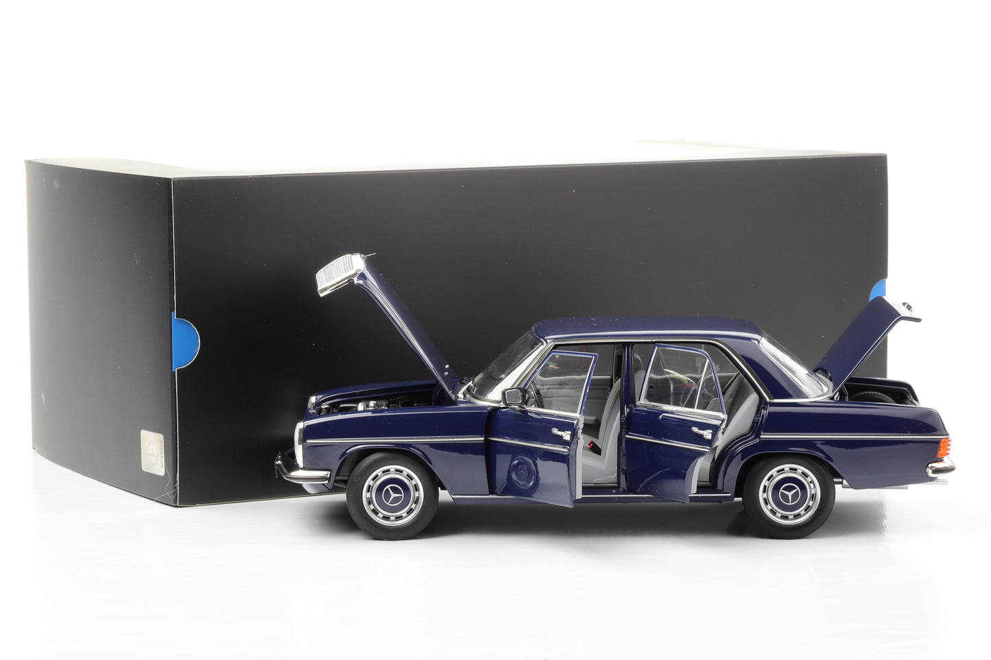 1:18 Mercedes-Benz 200 /8 W115 Midnight Blue 1973 Norev Dealer