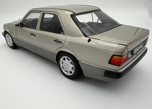 1:18 Norev Mercedes-Benz 500 E W124 5.0 V8 Limousine rauchsilber DEALER Edition NEU