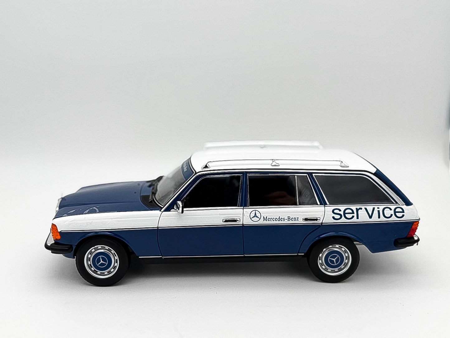 1:18 Norev Mercedes-Benz 200 W123 T-Modell Servicewagen full opening Dealer limited