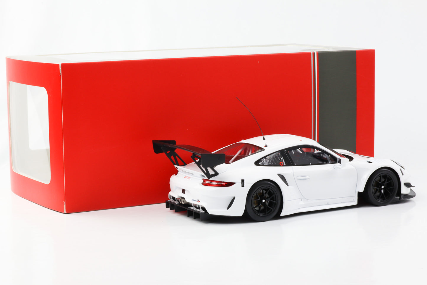 1/18 Porsche 911 GT3 R 2019 version carrosserie lisse blanche IXO