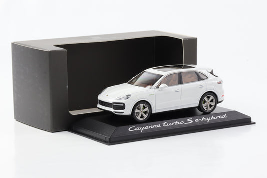1:43 Porsche Cayenne Turbo S E-Hybrid 2019 weiss metallic dealer WAP Minichamps