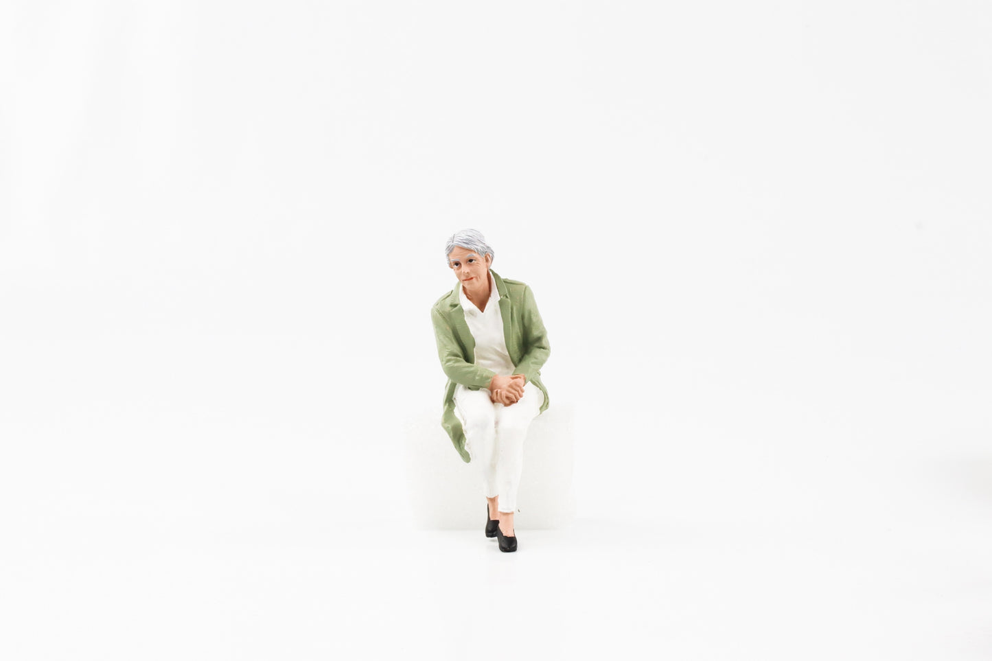 1:18 Figure Sitting old Couple - Grandma sitting American Diorama II figures