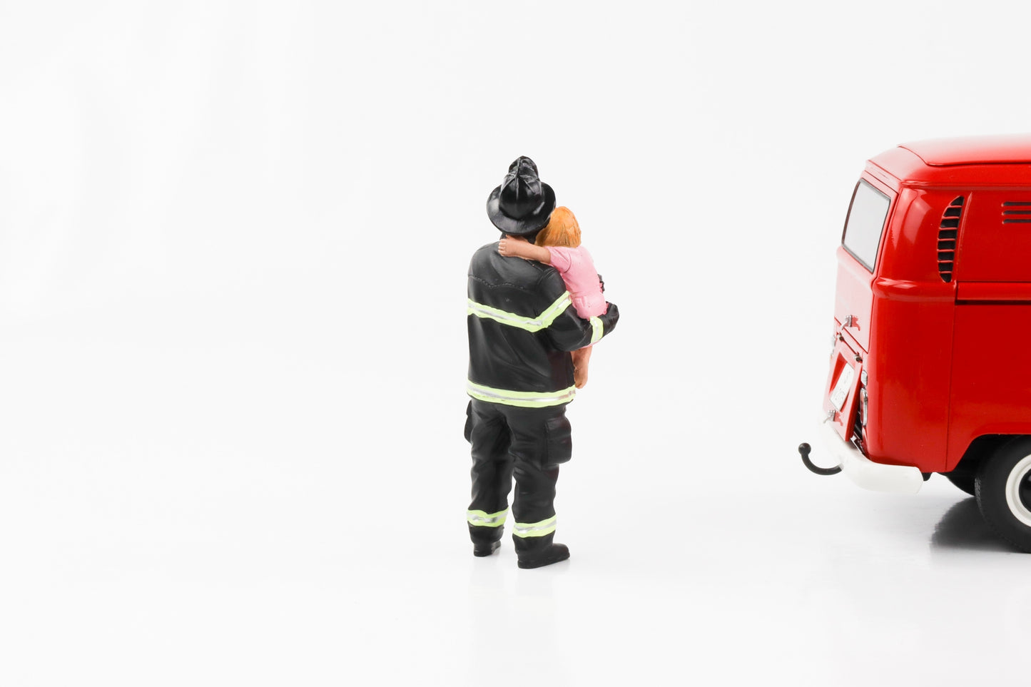 1:18 Figure Fire Department Firefighter Fireman with Child American Diorama Figures
