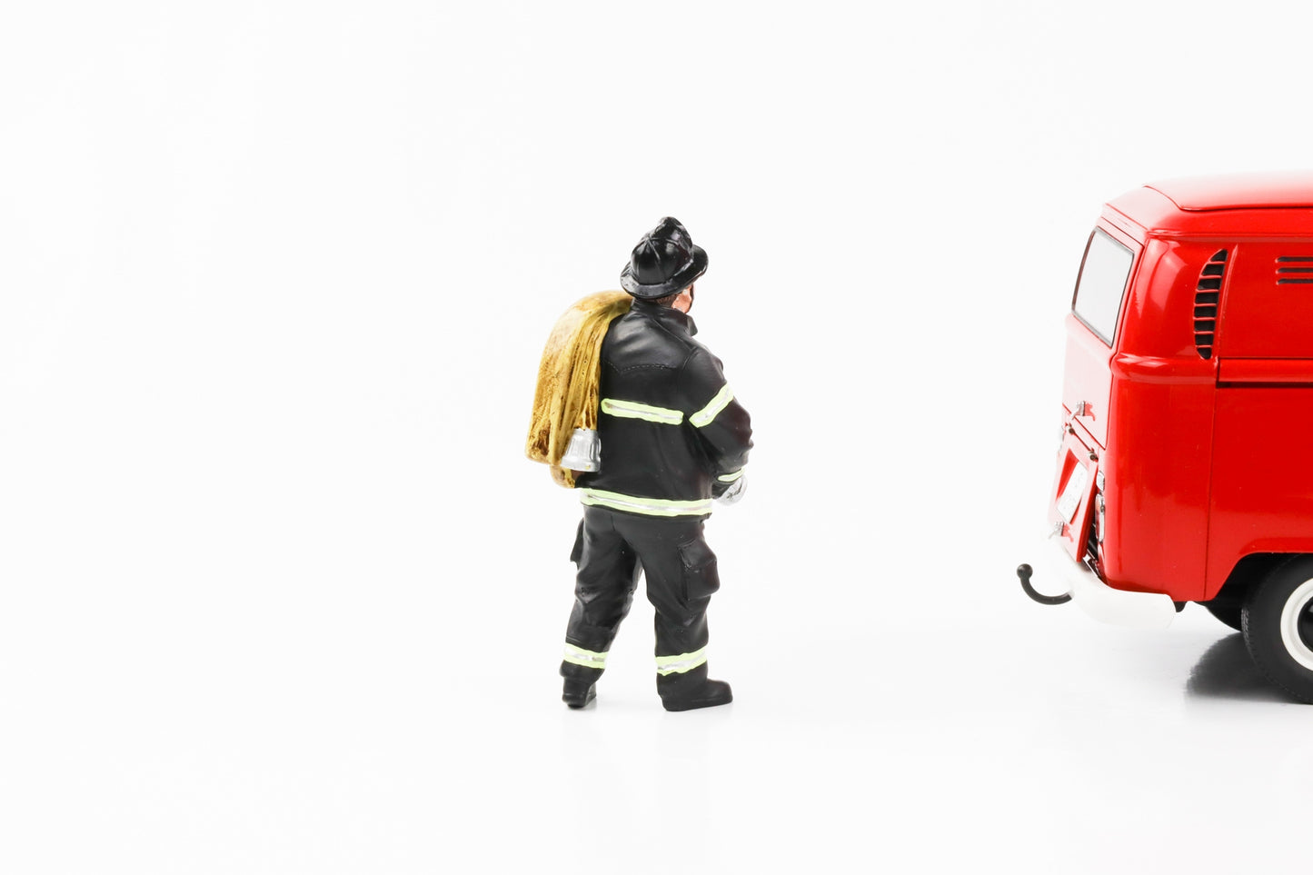 1:18 Figure Firefighter - Fireman with Hose American Diorama Figures
