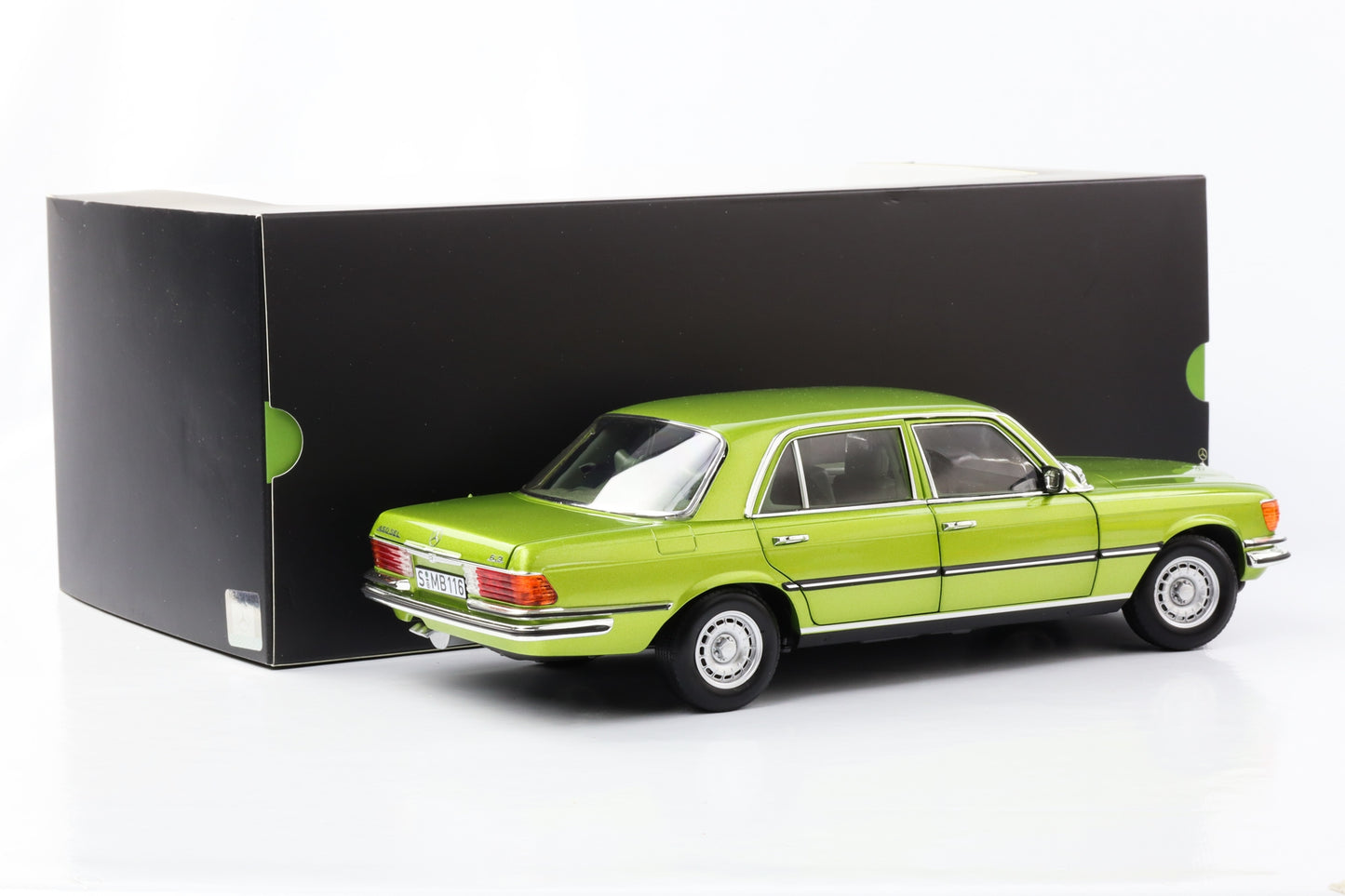 1:18 Mercedes-Benz 450 SEL 6.9 W116 vert citron 1976 1980 Concessionnaire Norev