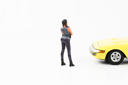 1:18 Figur Car Meet 3 Frau mit Zöpfe American Diorama Figuren